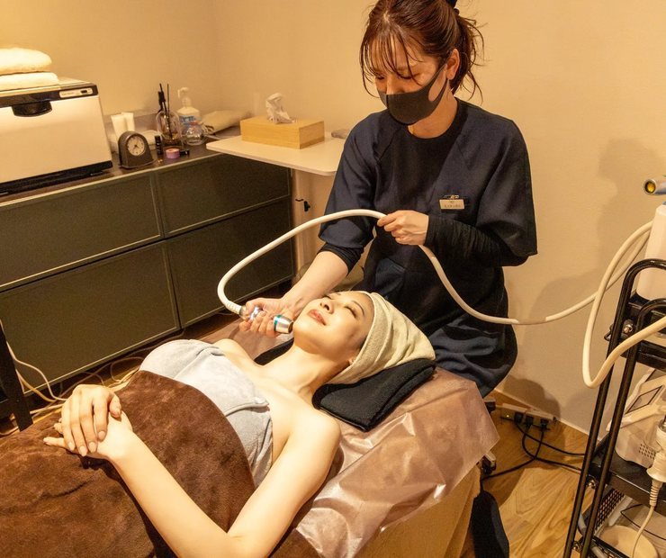 研修を受けたスタッフによる美容マシンの施術