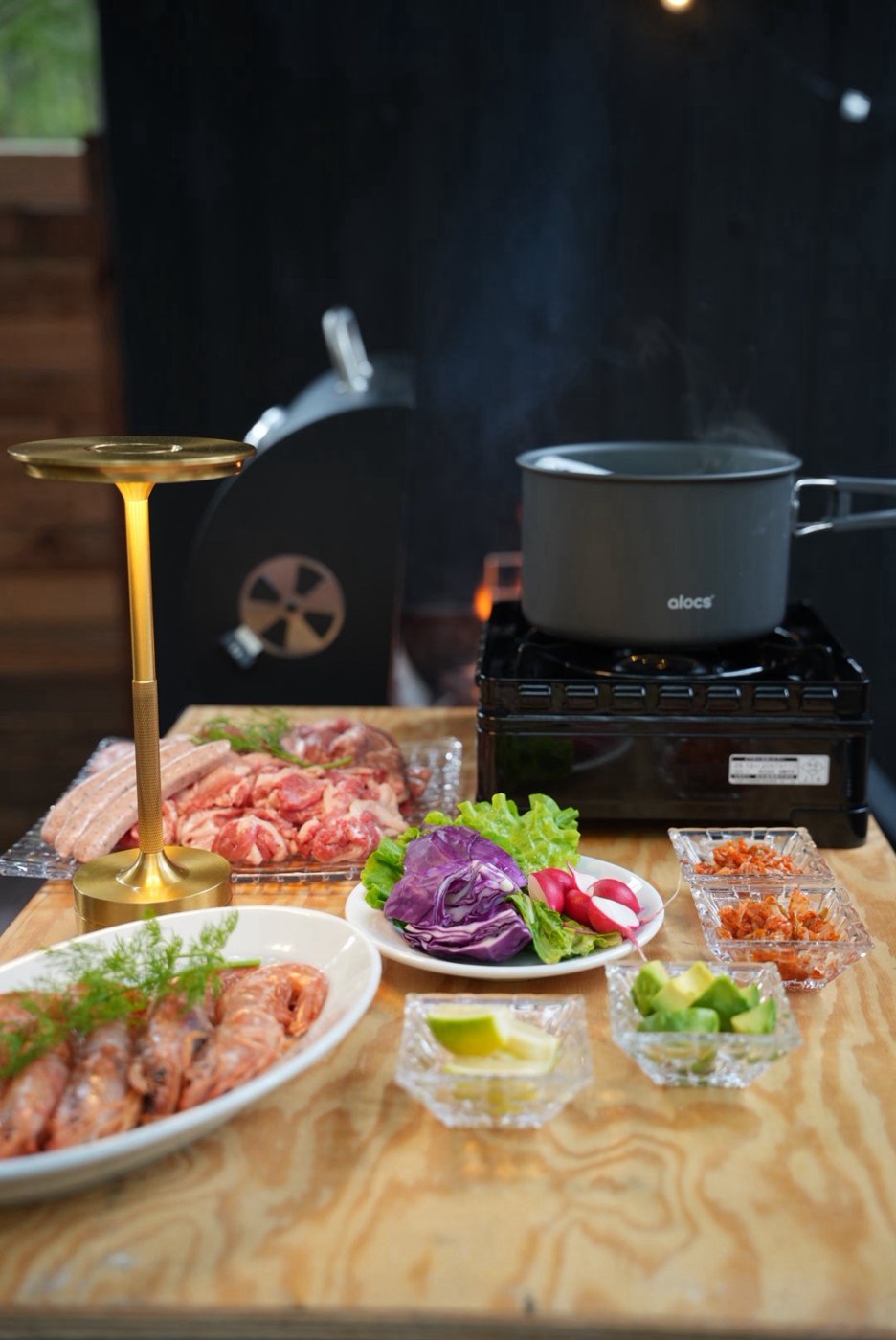 お肉、海老、野菜が並ぶBBQのテーブル