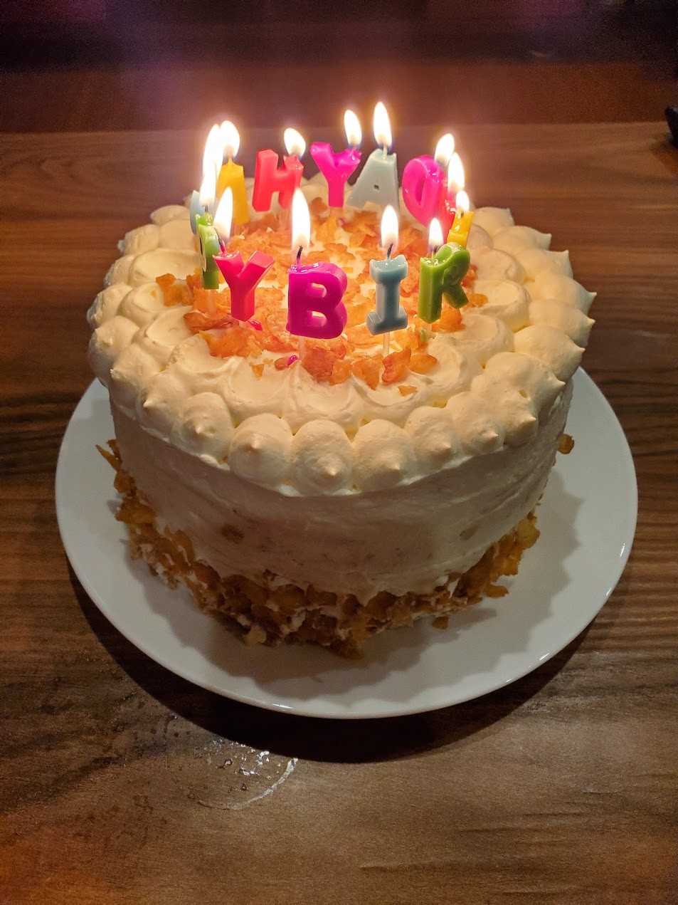 HAPPY BIRTHDAYのキャンドルが灯るバースデーケーキ