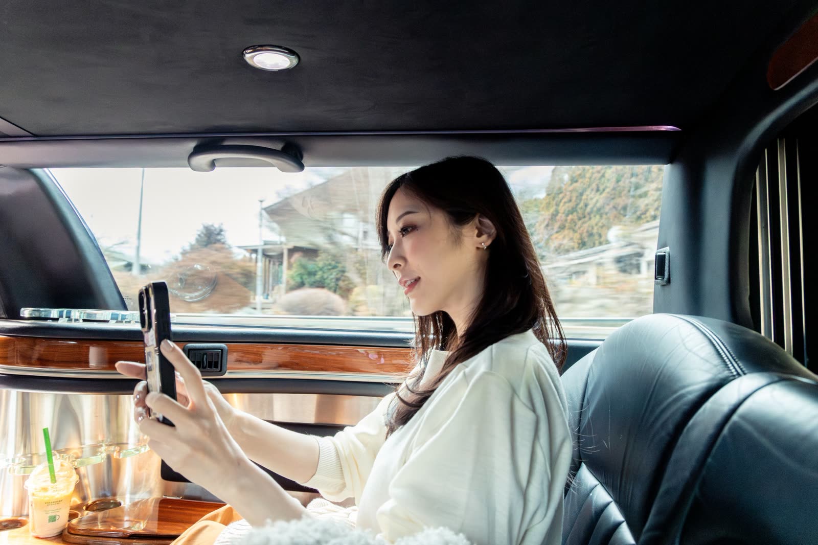 リムジンの車内で過ごす女性