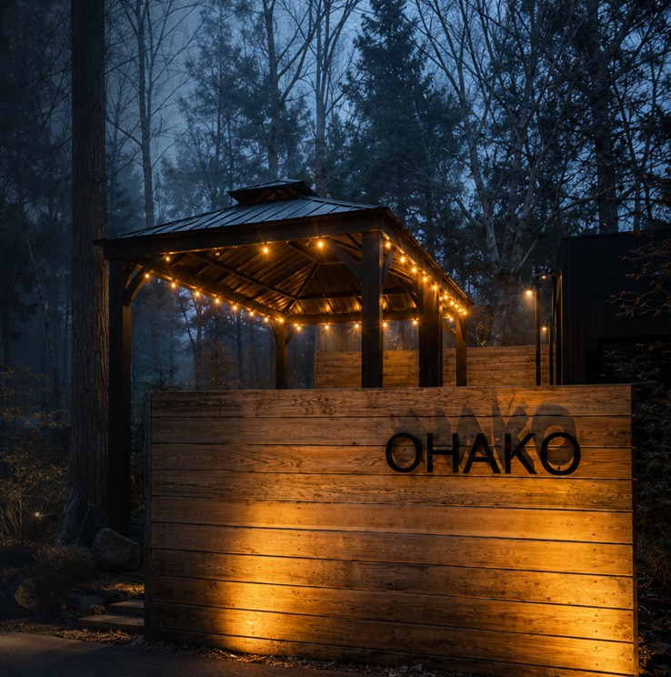 夕暮れの森に灯るOHAKOの入口