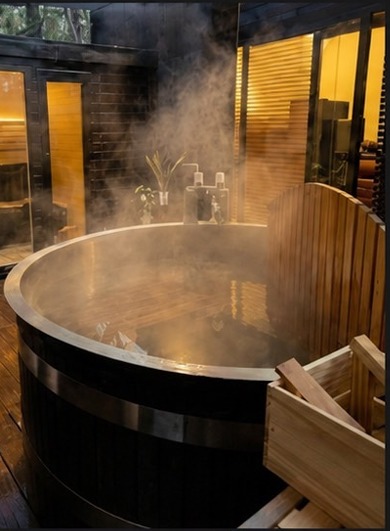 湯気の立ちのぼる薪の露天風呂